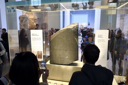 Royaume-Uni, Londres, quartier de Bloomsbury, le British Museum, Egypte ancienne, la Pierre de Rosette, fragment de stèle gravée de l'Égypte antique portant trois versions (hiéroglyphes, égyptien démotique et alphabet grec) d'un même texte qui a permis le déchiffrement des hiéroglyphes au XIXème siècle par Jean-François Champollion