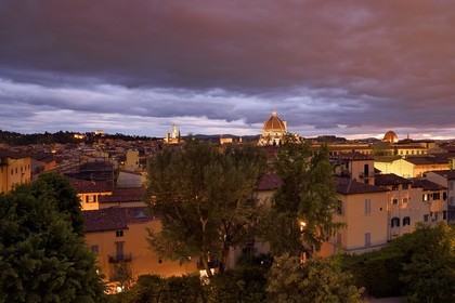 Italie, Toscane, Florence, centre historique classé Patrimoine Mondial de l'UNESCO, vue du centre historique de la vieille ville au crépuscule depuis le Palazzo Della Gherardesca, palace 5 étoiles du groupe Four Seasons Hotel