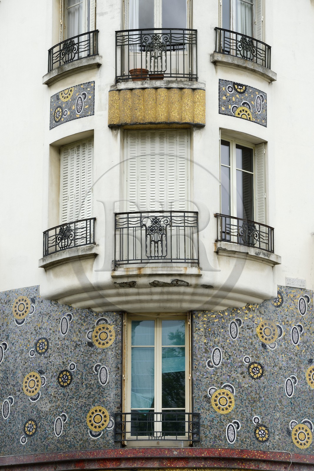 France, Ille-et-Vilaine (35), Rennes, immeuble Poirier (1931) au 7 avenue Janvier valorisé par de larges bandes de mosaïque Odorico et un décor en rondins dorés