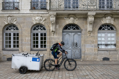 France, Loire-Atlantique (44), Nantes, maison d'armateur au 10 quai Turenne sur l'ancienne Ile Feydeau, service de livraison à vélo avec remorque