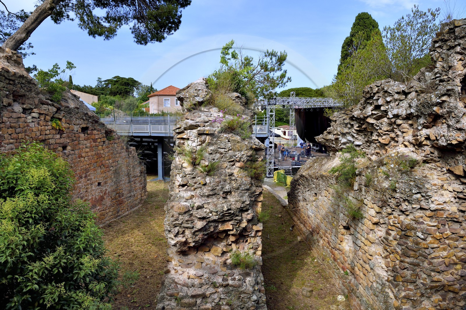 France, Var (83), Fréjus, Forum Julii, le théatre romain, structure soutenant les gradins