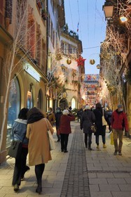 France, Bas-Rhin (67), Strasbourg, vieille ville classée au Patrimoine Mondial de l'UNESCO, la rue des Orfèvres à Noël