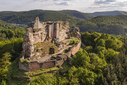 France, Bas-Rhin (67), Parc naturel régional des Vosges du Nord, Lembach, chateau de Fleckenstein (vue aérienne)