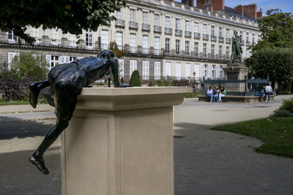 France, Loire-Atlantique (44), Nantes, quartier de Graslin, cours Cambronne, statue Eloge de la Transgression de l'artiste Philippe Ramette