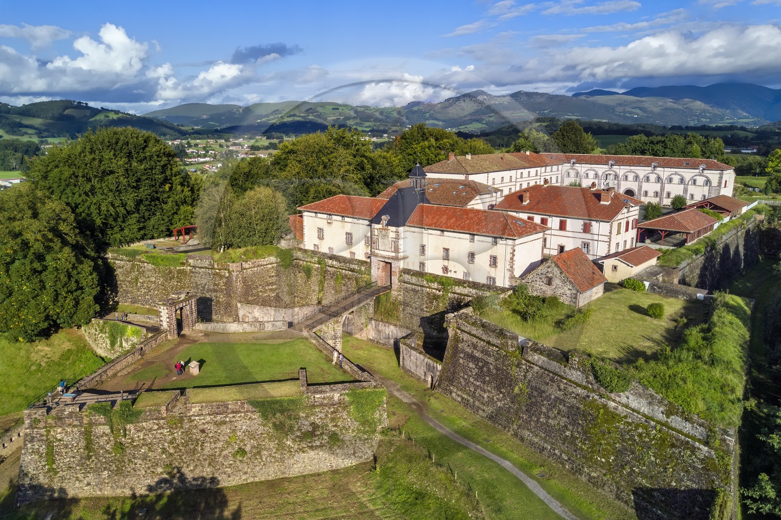 France, Pyrénées-Atlantiques (64), Pays-Basque, Saint-Jean-Pied-de-Port, la citadelle consolidée par Vauban au sommet de la colline de Mendiguren (vue aérienne)
