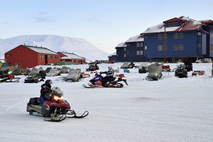 Norvège, Svalbard, Spitzberg, Longyearbyen, motoneige en centre ville
