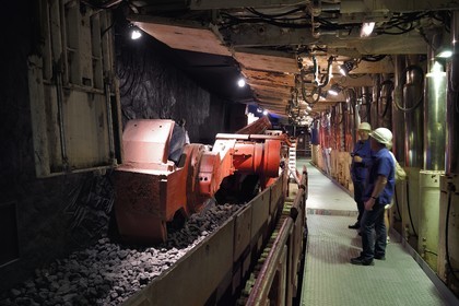 France, Moselle (57), Petite-Rosselle, le musée du carreau Wendel, reconstitution du fond de la mine, chantiers d’exploitation en plateures (inclinaison de moins de 20°), haveuse (type Electra 2000), machine d'abattage qui grignotte le veine de charbon en abattant celui-ci sur une épaisseur d'environ 80cm et sur toute la hauteur de la galerie, à droite les piles bouclier du soutènement marchant