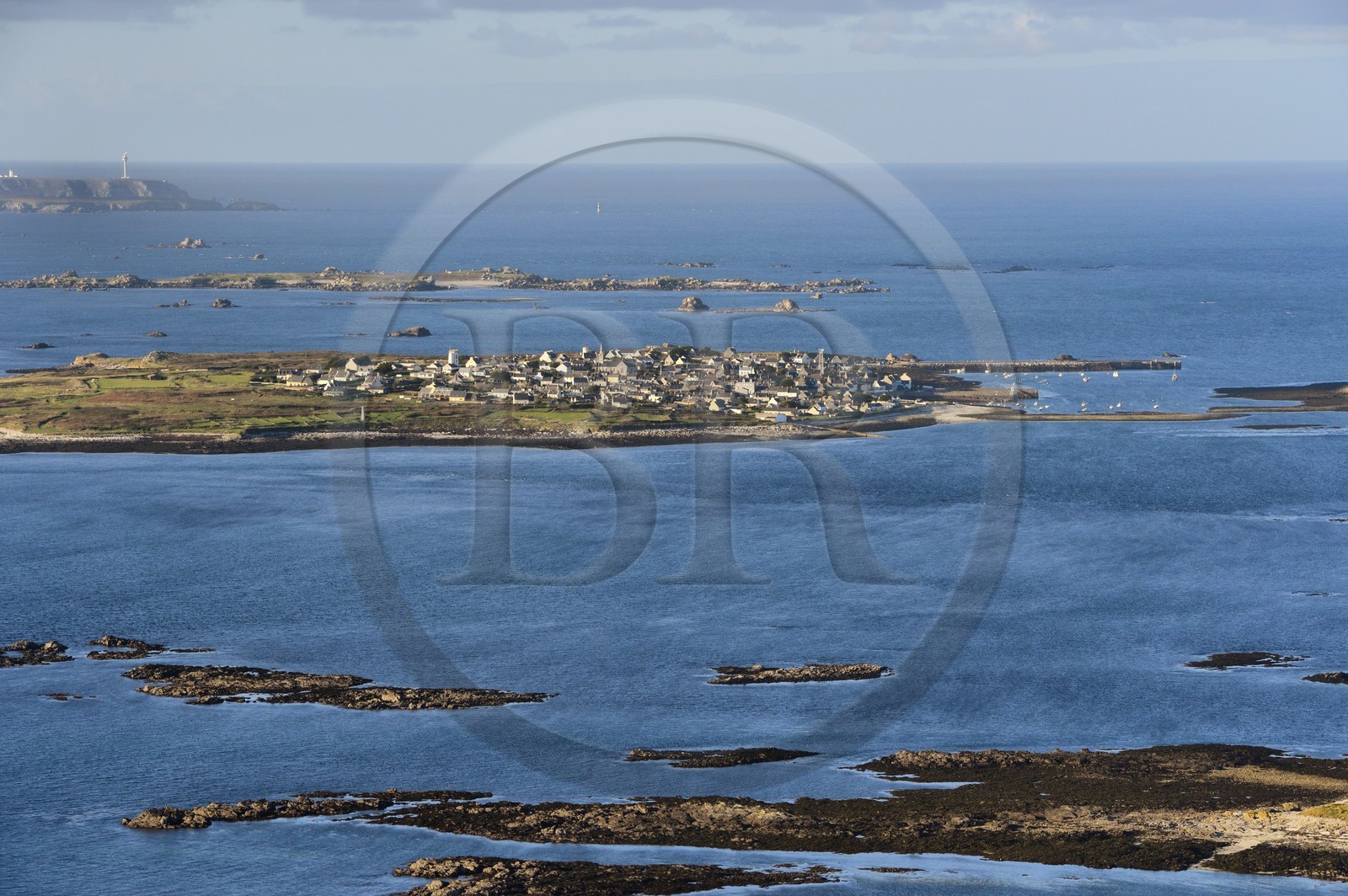 France, Finistère (29), parc naturel régional d'Armorique, mer d'Iroise, Ile de Molène dans l'Archipel de Molène (vue aérienne)