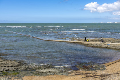 France, Vendée (85), Saint-Hilaire-de-Riez, cyclistes sur une jetée à Sion-sur-Mer située sur la Cote de Lumière (vue aérienne)