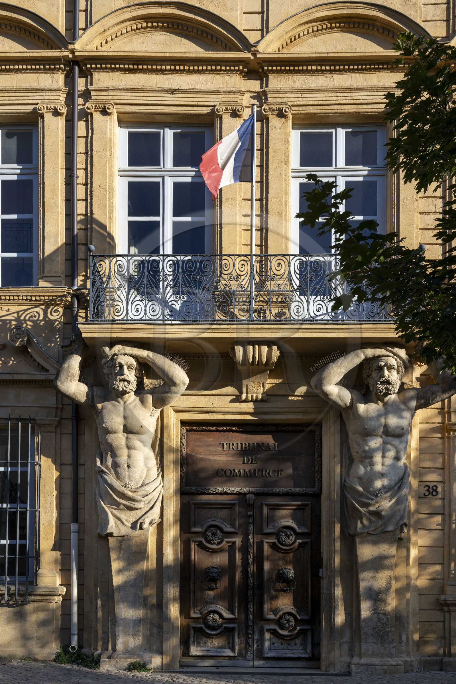 France, Bouches-du-Rhône (13), Aix en Provence, Cours Mirabeau, Hôtel Maurel de Pontevès (ou hôtel d'Espagnet) est un hôtel particulier du XVIIème siècle qui abrite actuellement le tribunal de commerce, atlantes soutenant le balcon