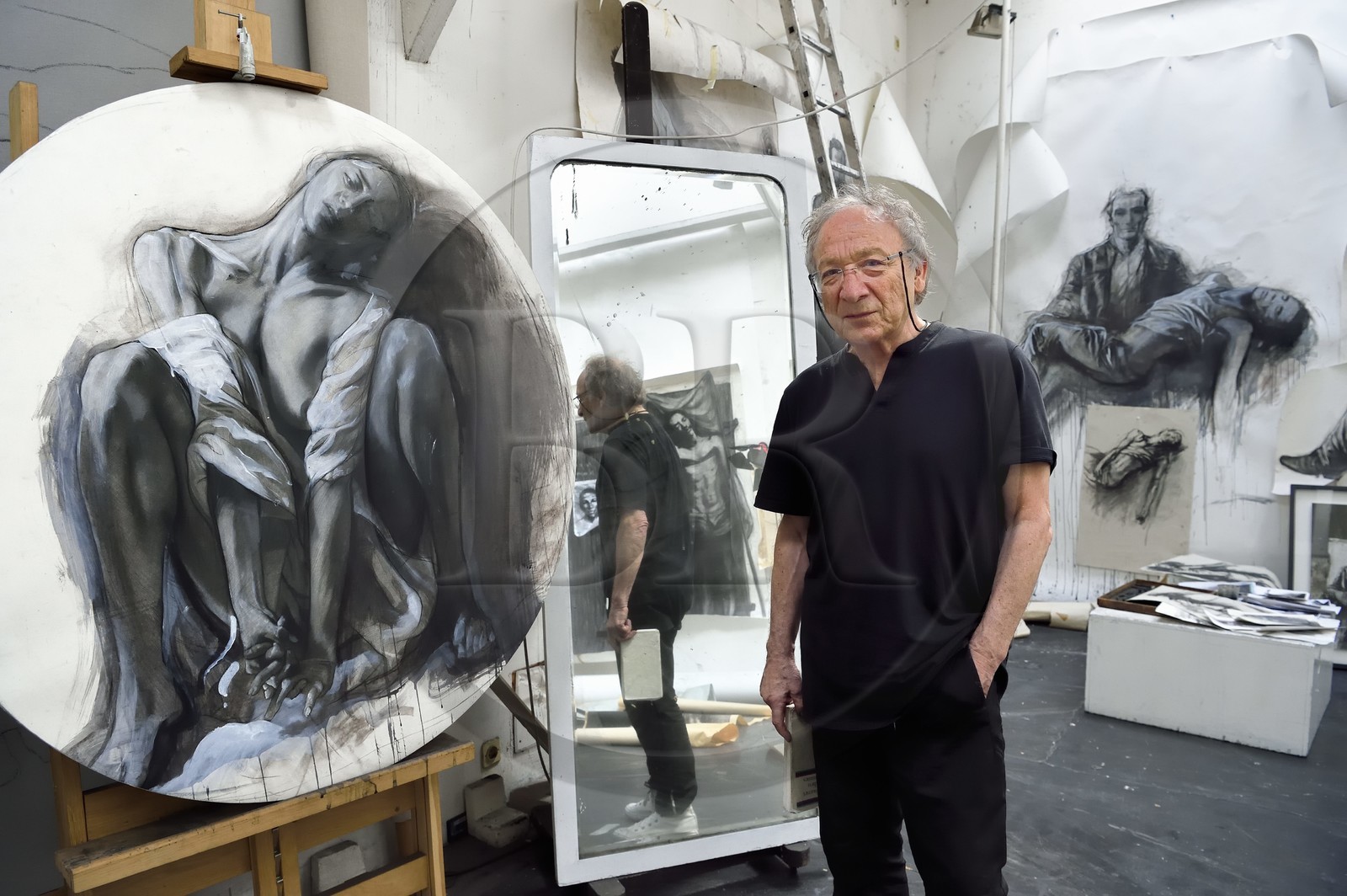 France, Ivry-sur-Seine (94), l'artiste plasticien Ernest Pignon-Ernest dans son atelier