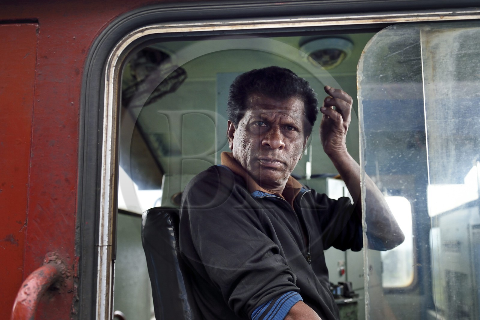 Sri Lanka, Province du Centre, trajet en train dans la région montagneuse de la culture du thé entre Hatton et Badulla, gare rurale de Great Western, conducteur de locomotive