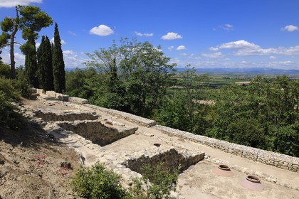 France, Hérault (34), Nissan-lez-Ensérune, l' oppidum d'Ensérune est un site archéologique comprenant les vestiges d'un village antique entre le VIe siècle av. J.-C. et le Ier siècle après J.-C., silos qui ont servis de stockage des denrées