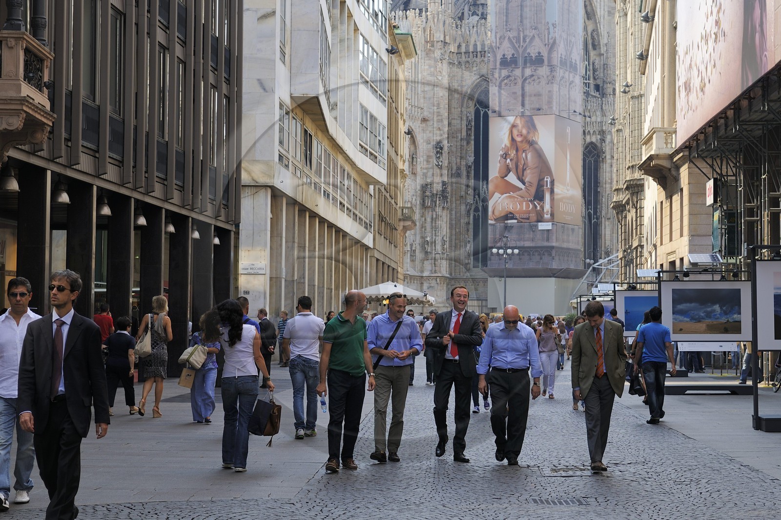 Italie, Lombardie, Milan, affiche publicitaire sexy de Burberry sur la cathédrale du Duomo dans le prolongement du corso Vittorio Emmanuel II