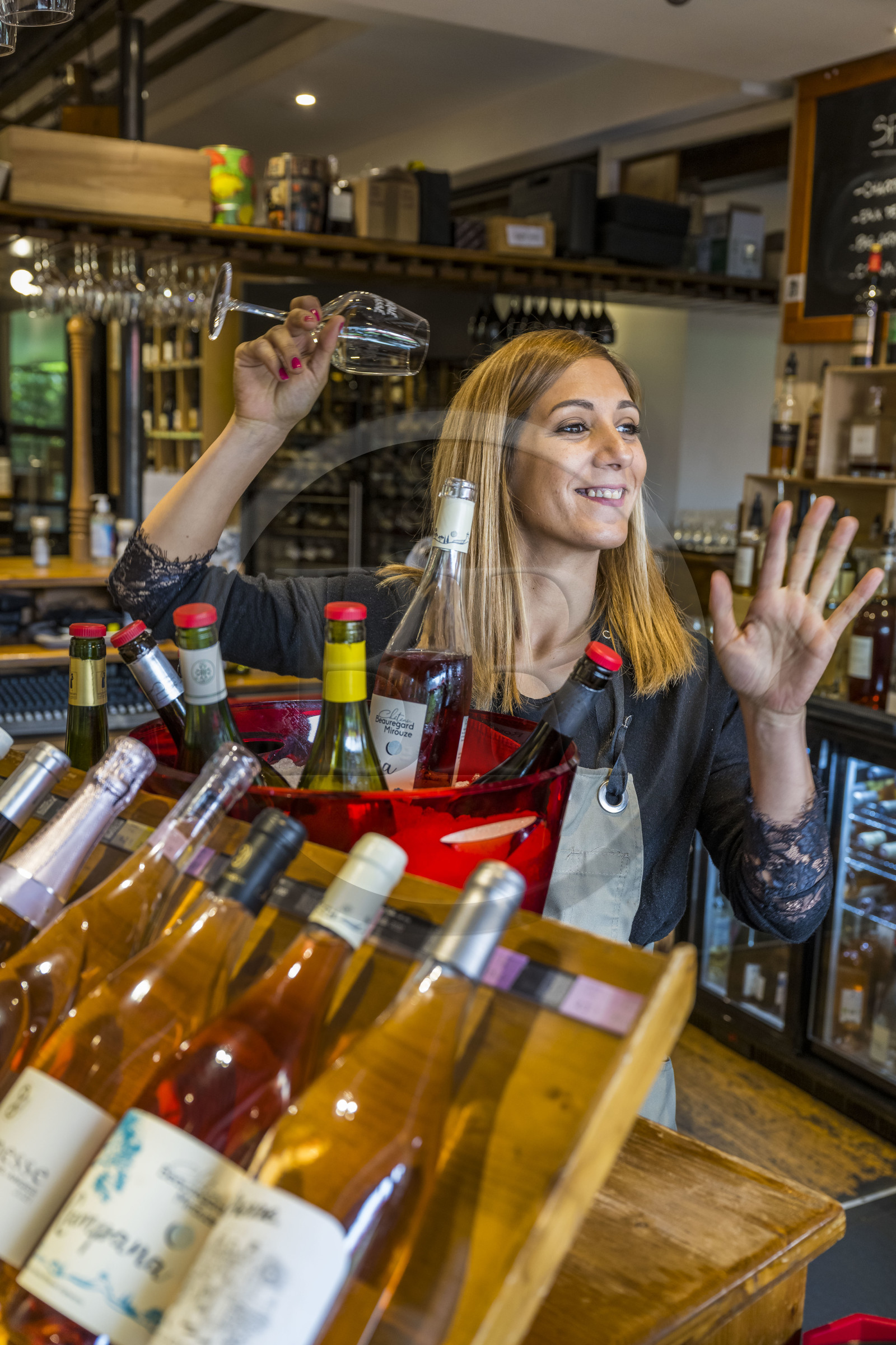 France, Hérault (34), Montpellier,  quartier de Port Marianne, autour du Bassin Jacques Coeur, bar de dégustation des vins et restaurant Le Trinque-Fougasse, la sommelière Rosa Bela