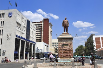 Zimbabwe, Bulawayo, statue du leader indépendantiste Joshua Nkomo sur la 8ème avenue dans le centre ville