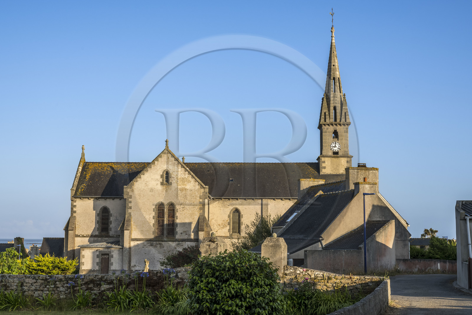 France, Finistère (29), Mer d'Iroise, Ile de Molène, l'église Saint-Ronan de 1881, en remerciement des actes rendus lors du naufrage du Drummond Castle en 1896, la reine d’Angleterre offra une Horloge 3 cadrans pour le clocher