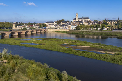 France, Nièvre (58), Nevers, les iles sur la Loire en amont du Pont de la Loire, le quai de Mantoue et la cathédrale Saint-Cyr-et-Sainte-Julitte en arrière plan (vue aérienne)