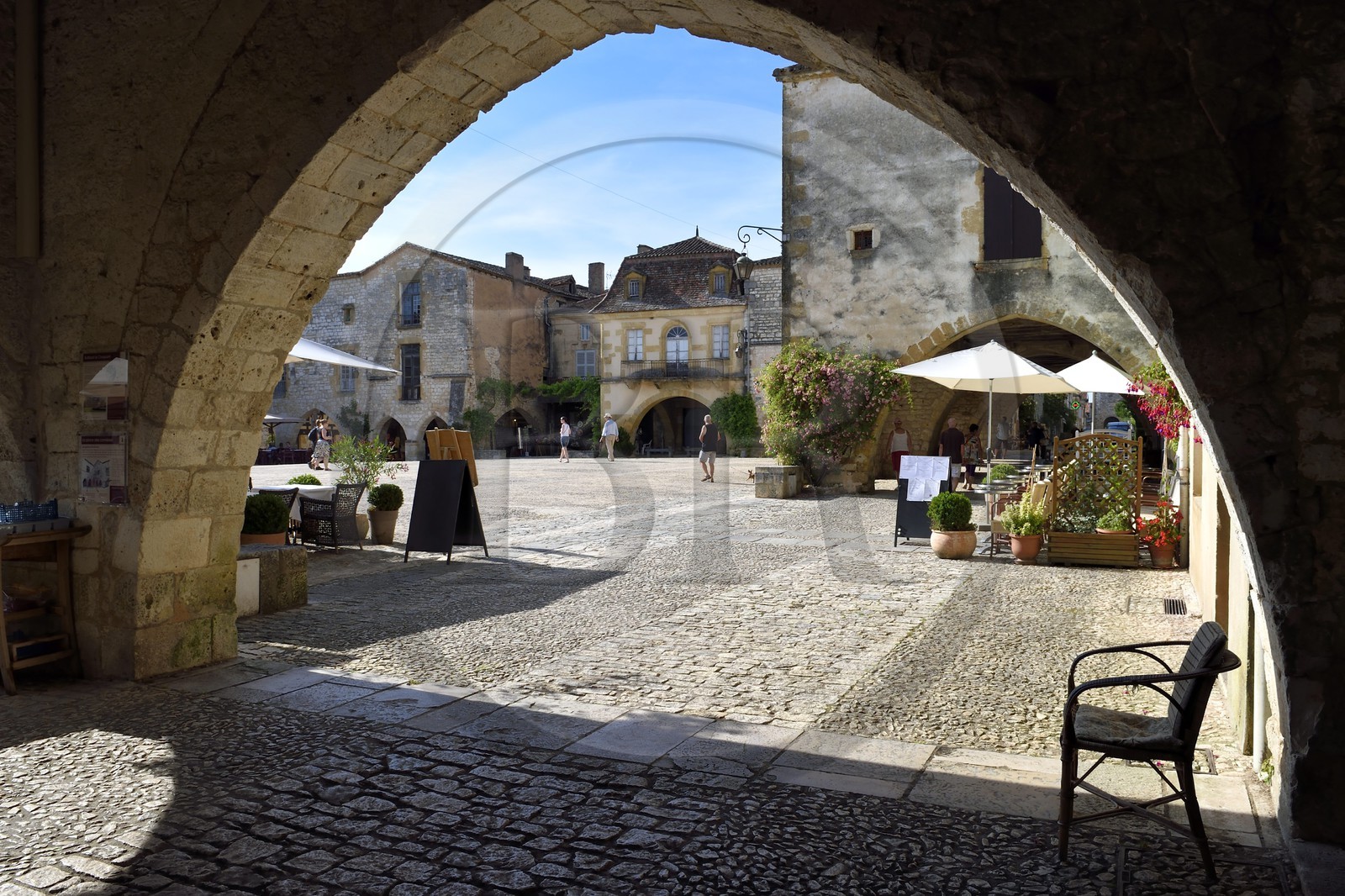 France, Dordogne (24), Périgord Pourpre, Monpazier, labellisé Les Plus Beaux Villages de France, sous les arcades de la place des Cornières au coeur du village