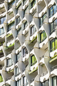 France, Hérault (34), La Grande-Motte, labellisé patrimoine du XXème siècle, La Grande Pyramide construite en 1974 par les architectes Jean Balladur et Jean-Bernard Tostivint, cet immeuble phare pour le port de la station Balnéaire domine toute la ville, forme un plan en Y incurvé et abrite un hôtel et des appartements
