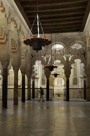 Espagne, Andalousie, Cordoue, centre historique classé Patrimoine Mondial de l'UNESCO, la Mezquita, mosquée-cathédrale, le mihrab de la mosquée en arrière plan