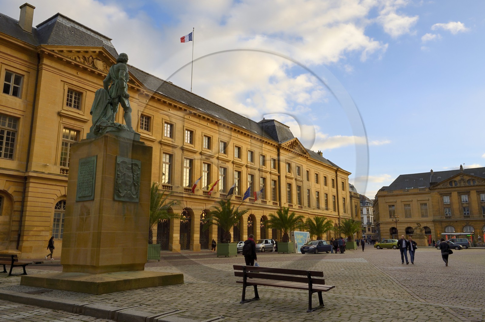 France, Moselle (57), Metz, la place d'Armes, statue du maréchal Fabert et l'hotel de ville en pierre de Jaumont