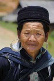 Vietnam, province de Lao Cai, région de Sapa, vallée de Ta Phin, femme de la minorité Hmong Noir