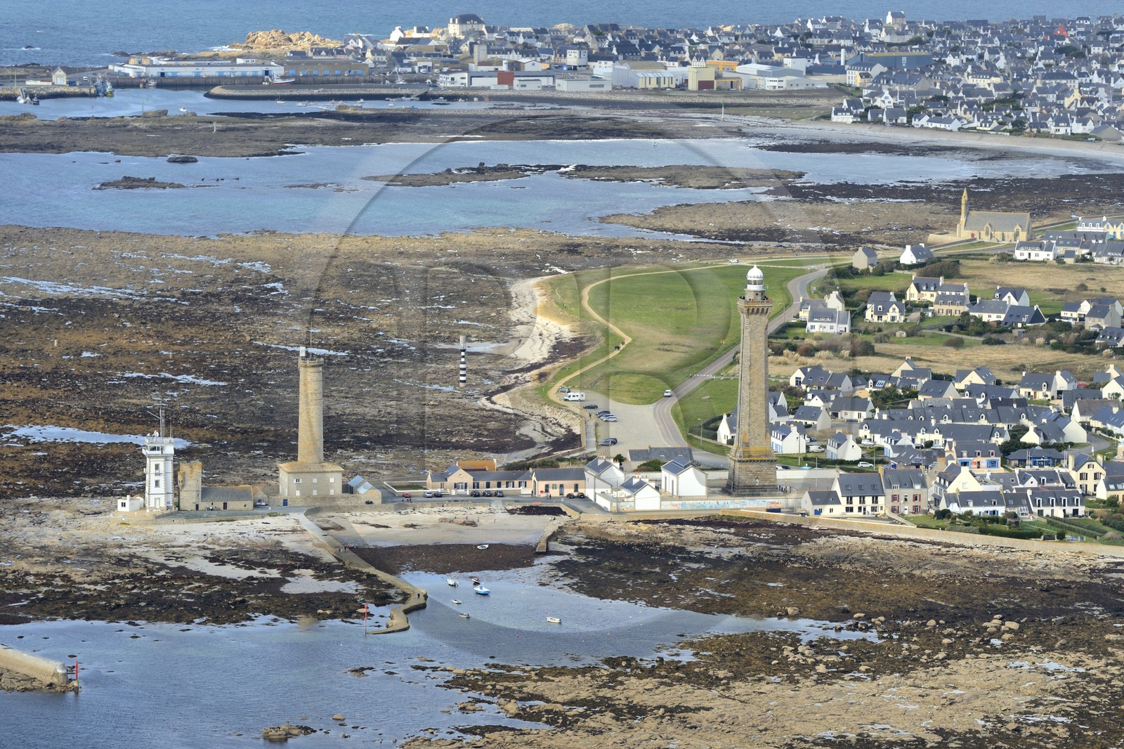 France, Finistère (29), Penmarc'h, Pointe de Penmarch, port Saint-Pierre, phare d'Eckmühl à droite, ancien phare et sémaphore à gauche (vue aérienne)