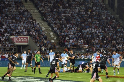 France, Pyrénées-Atlantiques (64), Pays-Basque, Bayonne, stade Jean-Dauger, derby basque de rugby entre l'Aviron Bayonnais (en bleu) et le Biarritz Olympique (ici en noir)
