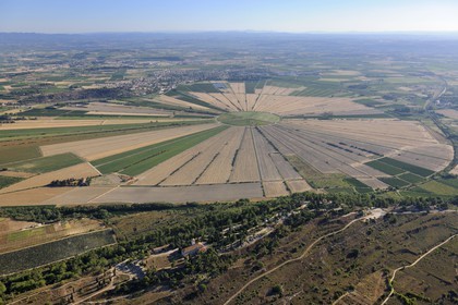 France, Hérault (34), Oppidum d'Ensérune au premier plan et l'ancien étang de Montady asséché depuis 1247 (vue aérienne)