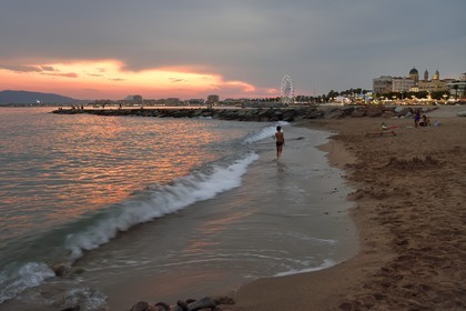 France, Var (83), Saint-Raphaël, plage de la ville au coucher de soleil