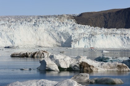 Groenland, cote ouest, baie de Disko, baie de Quervain, bateau progessant à bonne distance devant le glacier Eqip Sermia (glacier Eqi) s'étale sur 4 km et s'élève jusqu'à 50 mètres de hauteur
