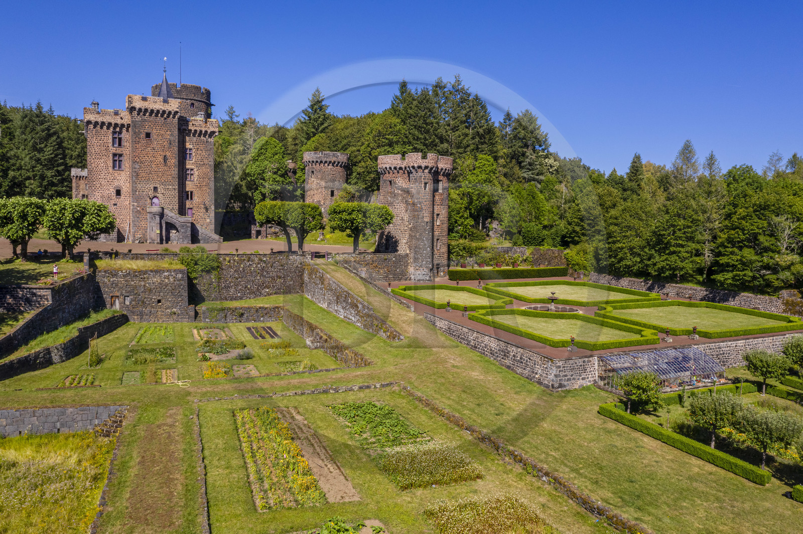 France, Puy-de-Dôme (63), Pontgibaud, Chateau-Dauphin, forteresse du XIIe siècle (vue aérienne)