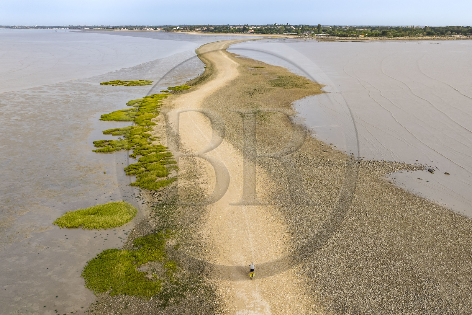 France, Charente-Maritime (17), Port-des-Barques, cycliste en randonnée, le tombolo de la Passe aux Boeufs qui relie l'Ile Madame au continent (vue aérienne)