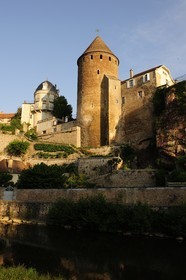 France, Côte d'Or (21), Semur-en-Auxois, la Tour Margot dominant les bords de la rivière l'Armançon