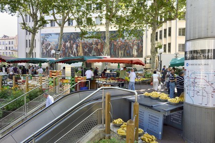 France, Rhône (69), Lyon, fresque sur la façade ouest de la Bourse du Travail sur la place Guichard, jour de marché