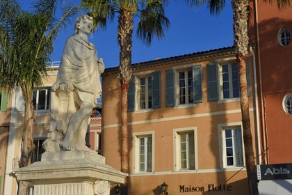 France, Var (83), Sanary-sur-Mer, statue évoquant l'agriculture