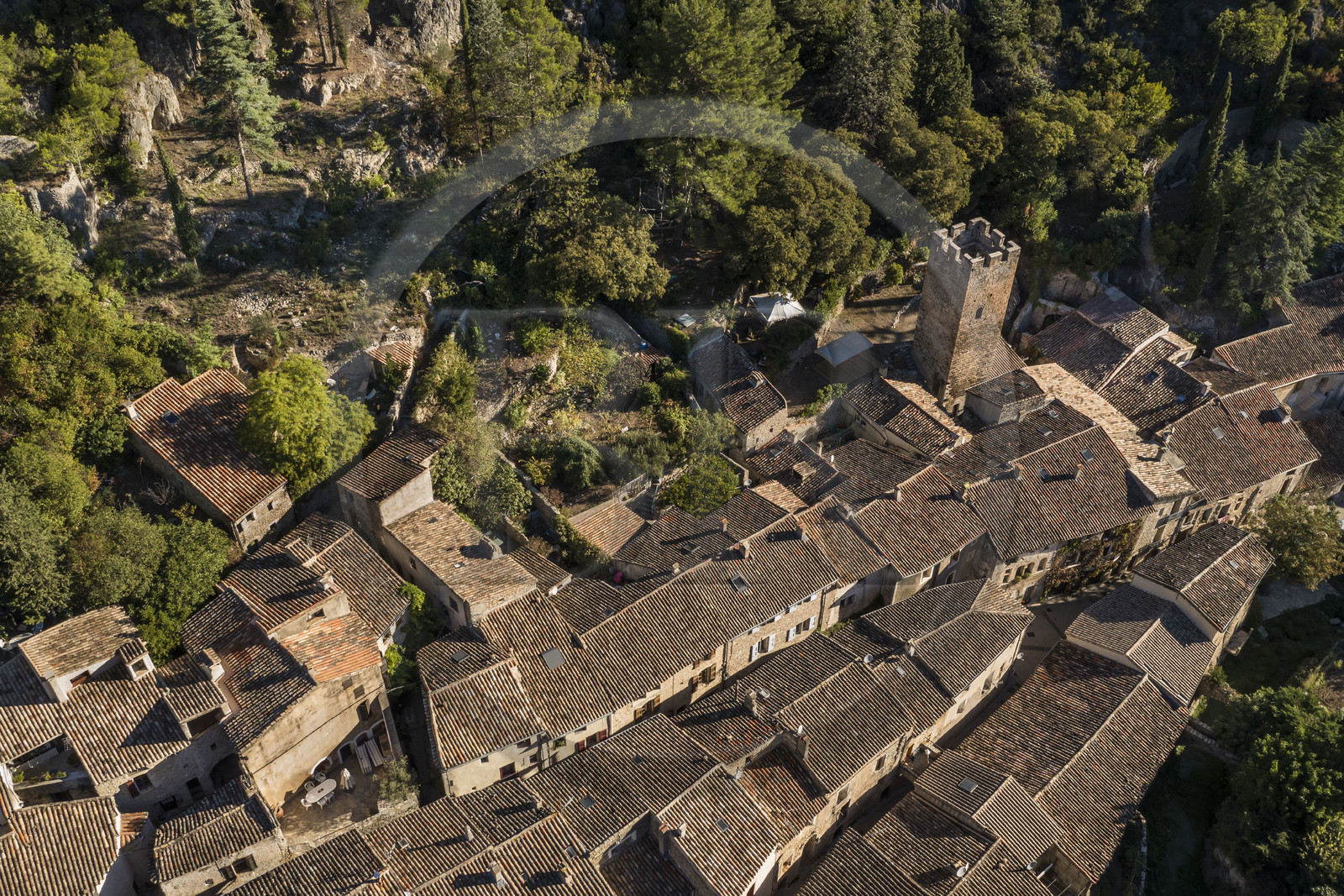 France, Hérault (34), Causses et les Cévennes, paysage culturel de l'agro-pastoralisme méditerranéen, classés Patrimoine Mondial de l'UNESCO, Saint-Guilhem-le-Désert, labellisé Les Plus Beaux Villages de France (vue aérienne)