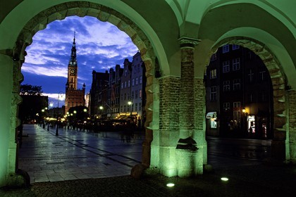 Pologne, Poméranie Orientale, Gdansk, le Long-Marché (Dlugi Targ), artère de la “ville principale et l’Hôtel de ville sous le porche de la Porte Verte