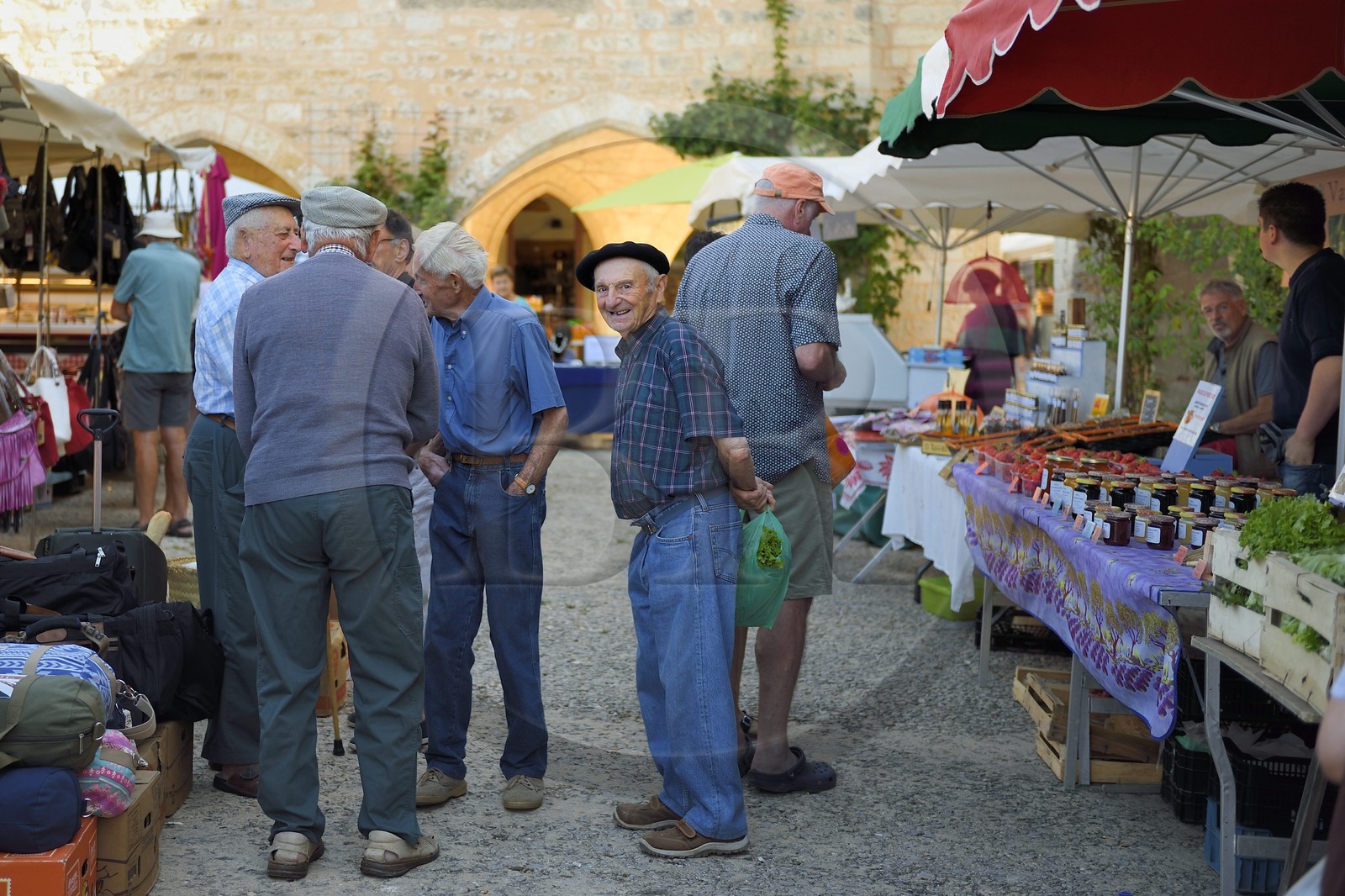 France, Dordogne (24), Périgord Pourpre, Monpazier, labellisé Les Plus Beaux Villages de France, jour de marché sur la place des Cornières au coeur du village