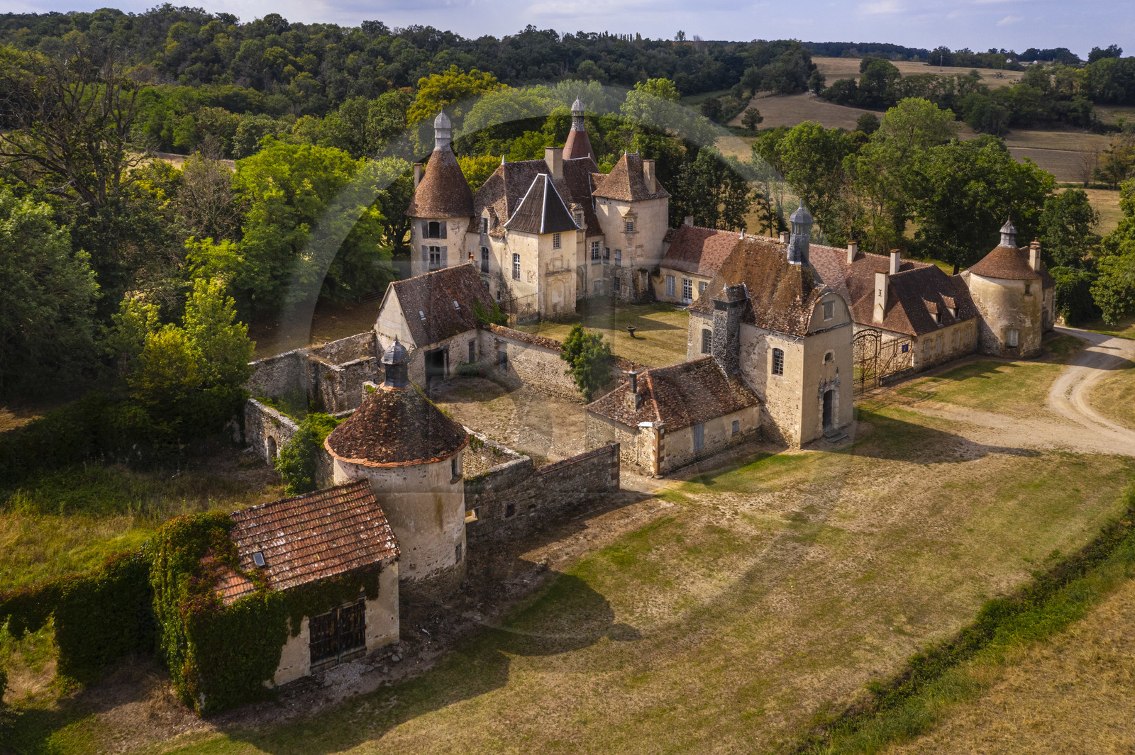 France, Allier (03), ancienne province du Bourbonnais, Besson, chateau du Vieux Bostz appartenant aux descendants des Bourbon-Parme (vue aérienne)
