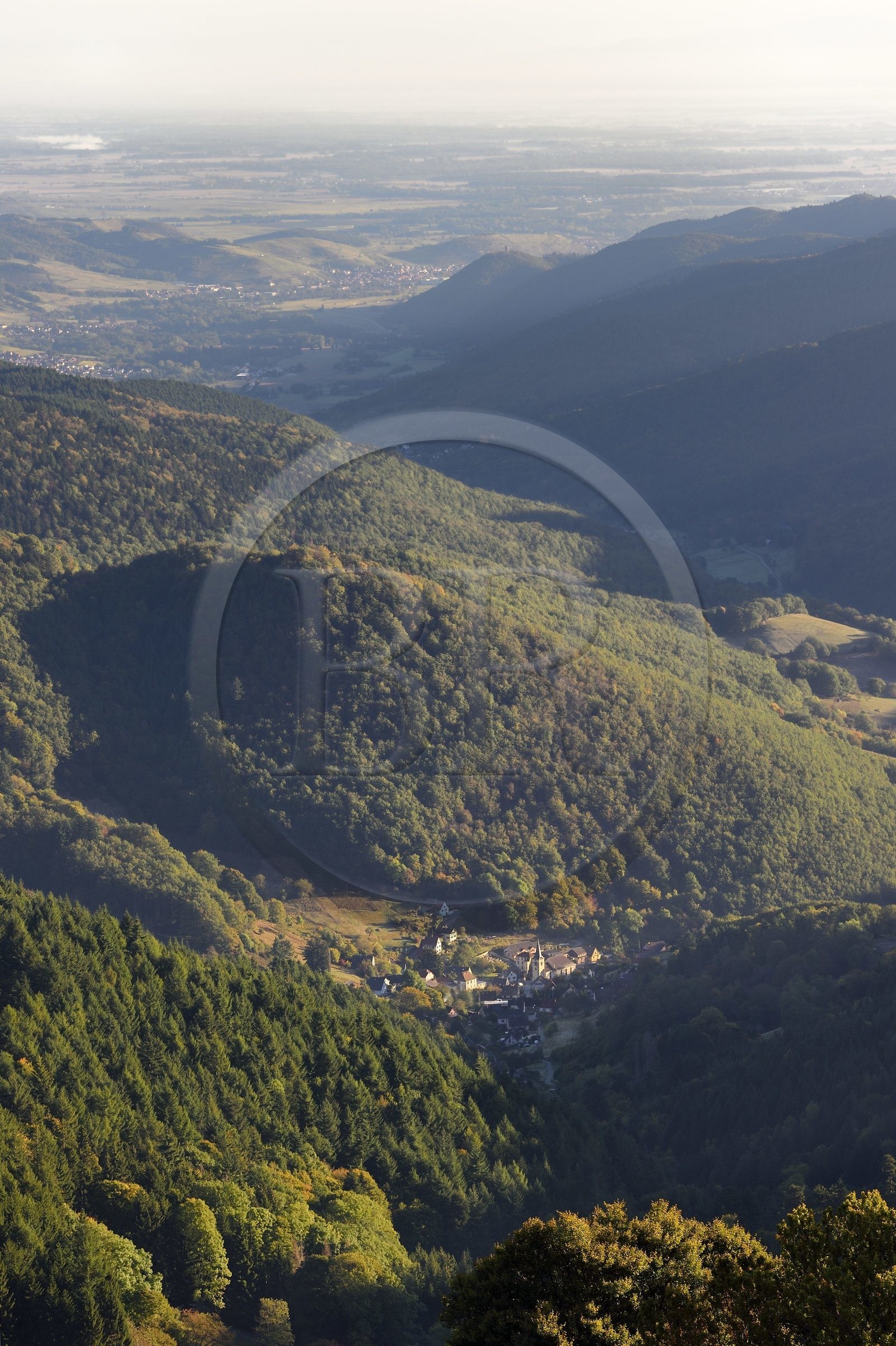 France, Haut-Rhin (68), le village de Wasserbourg au pied du Petit Ballon dans le Vallon du Krebsbach et la plaine d'Alsace en arrière plan
