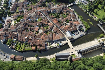 France, Dordogne (24), Brantôme, l'abbaye bénédictine Saint-Pierre en bordure de la Dronne et le village (vue aérienne)