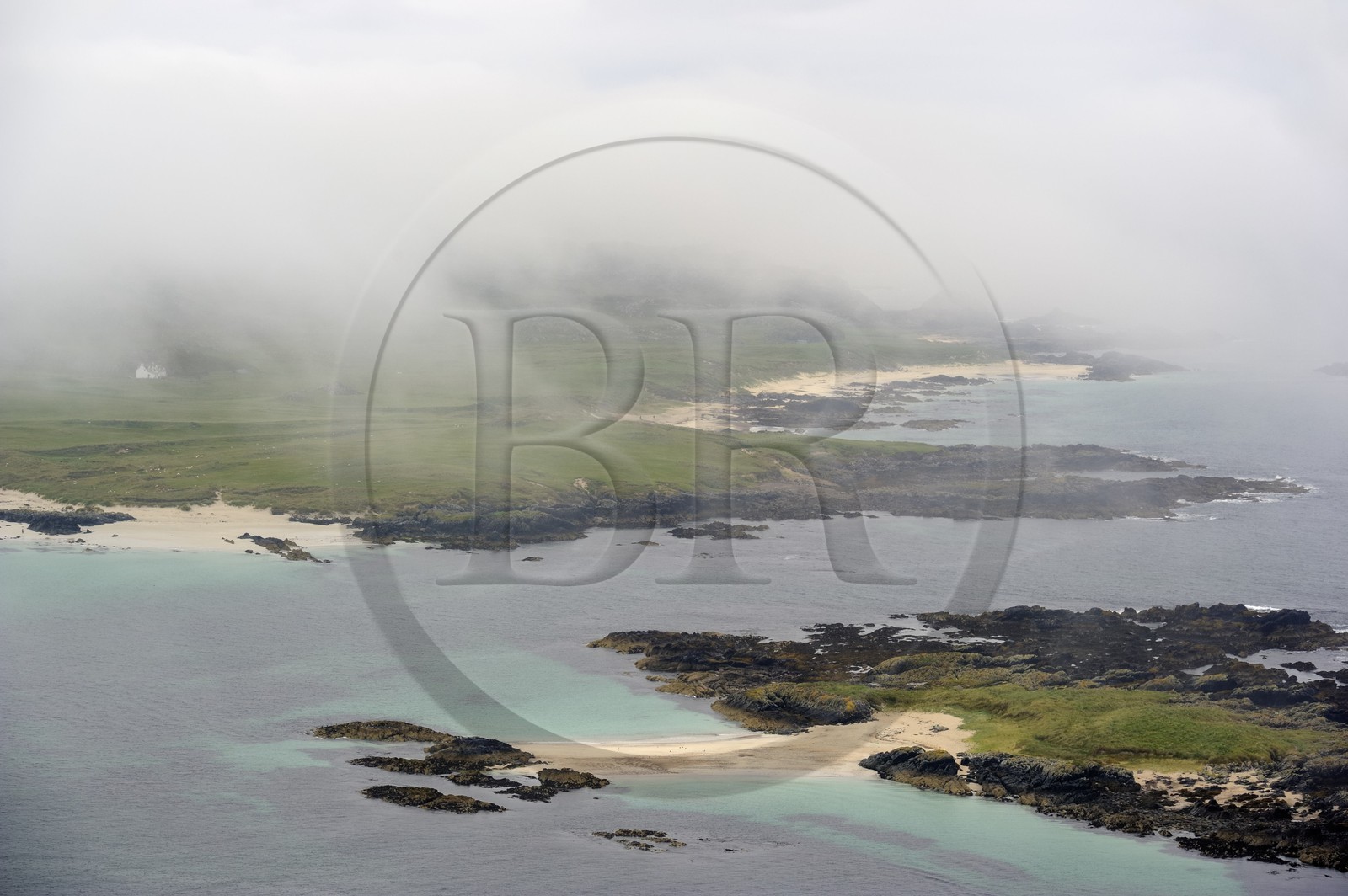 Royaume-Uni, Ecosse, Highland, Hébrides intérieures, Ile de Iona face à l'Ile de Mull, plages de sable blanc sur la côte Nord (vue aérienne)