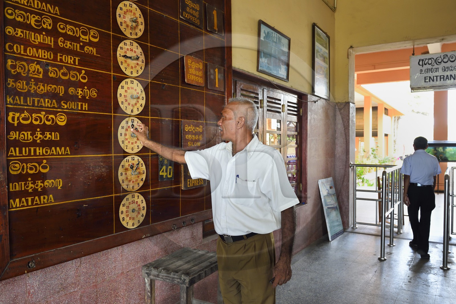 Sri Lanka, Province du Sud, gare de Galle, employé de la gare réglant le tableau d'affichage des horaires