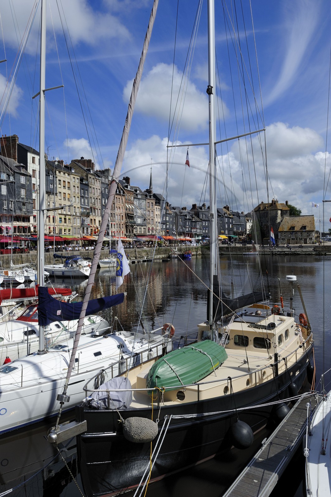 France, Calvados (14), Honfleur, le Vieux-Bassin,le quai Sainte-Catherine et la Lieutenance en arrière plan