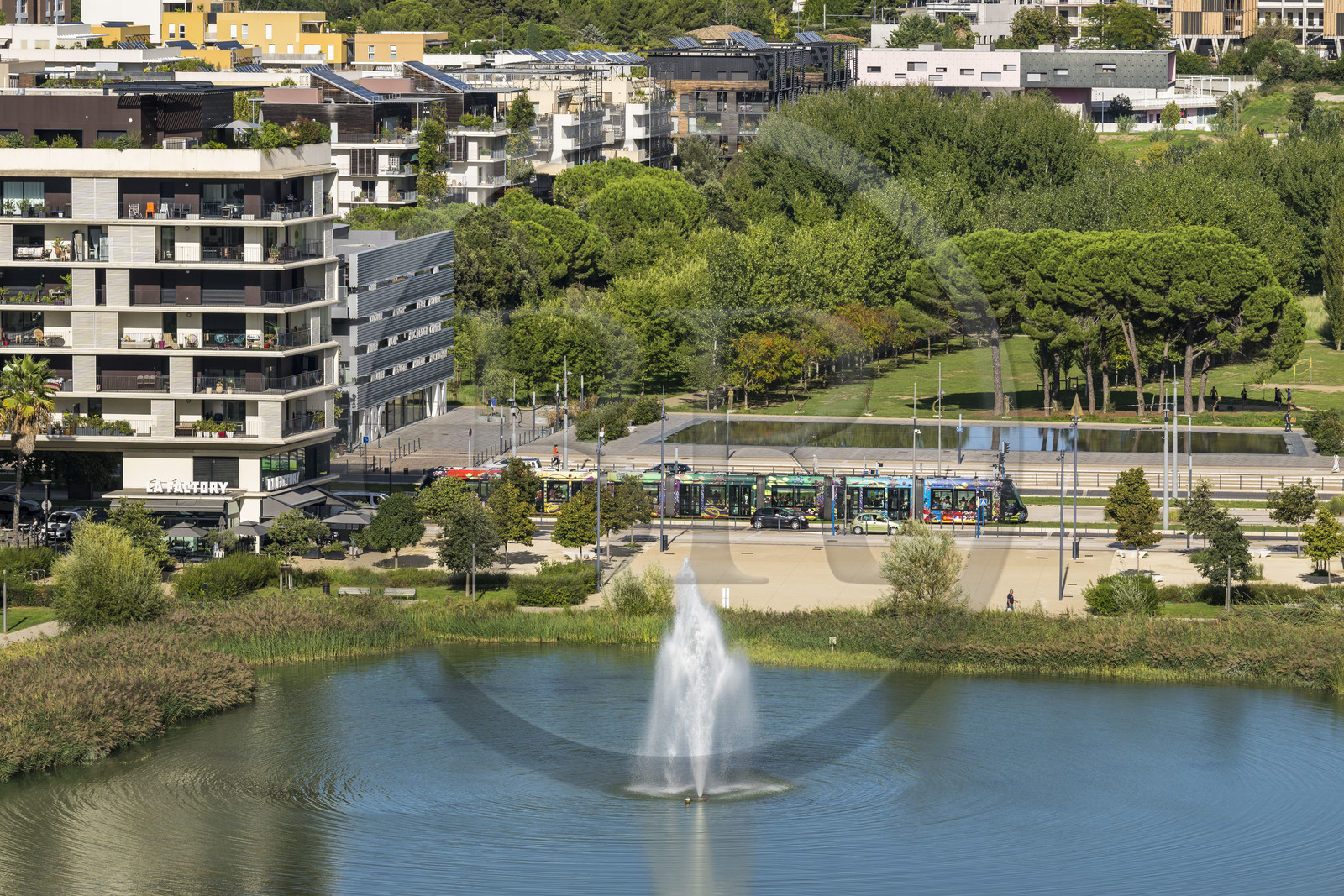 France, Hérault (34), Montpellier,  quartier de Port Marianne, immeubles d'habitation autour du  Bassin Jacques Coeur et le Parc Georges Charpak en arrière plan