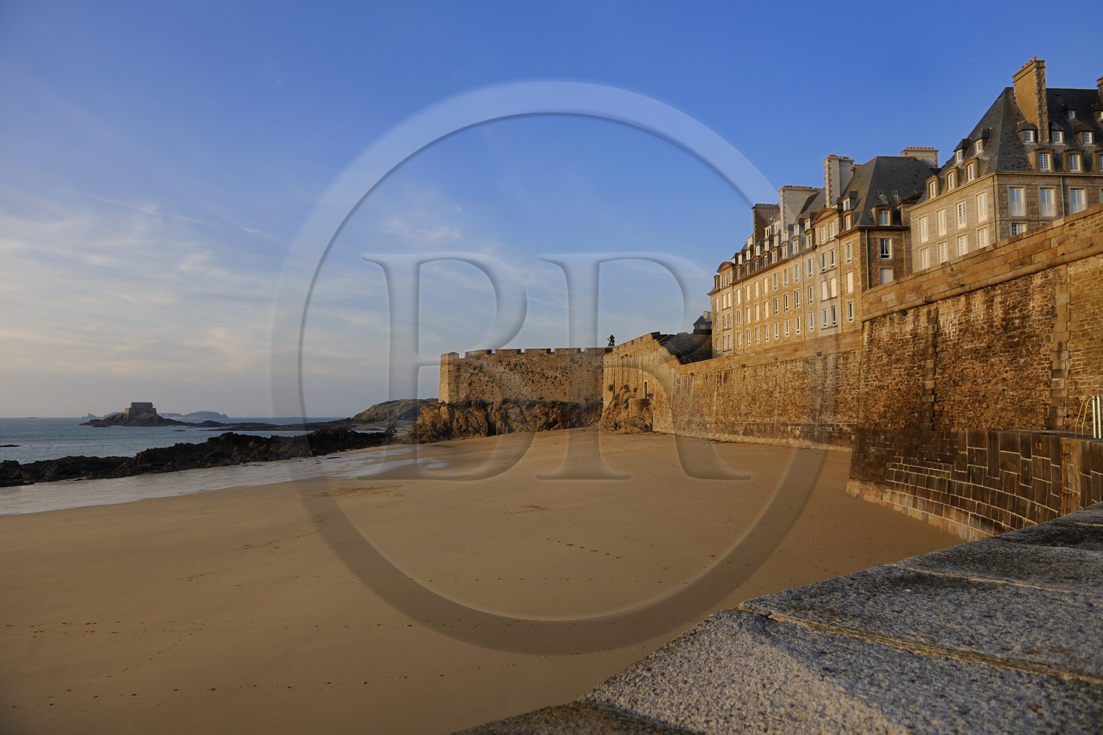 France, Ille-et-Vilaine (35), côte d'émeraude, Saint-Malo, la plage au pied des remparts de la ville intra-muros