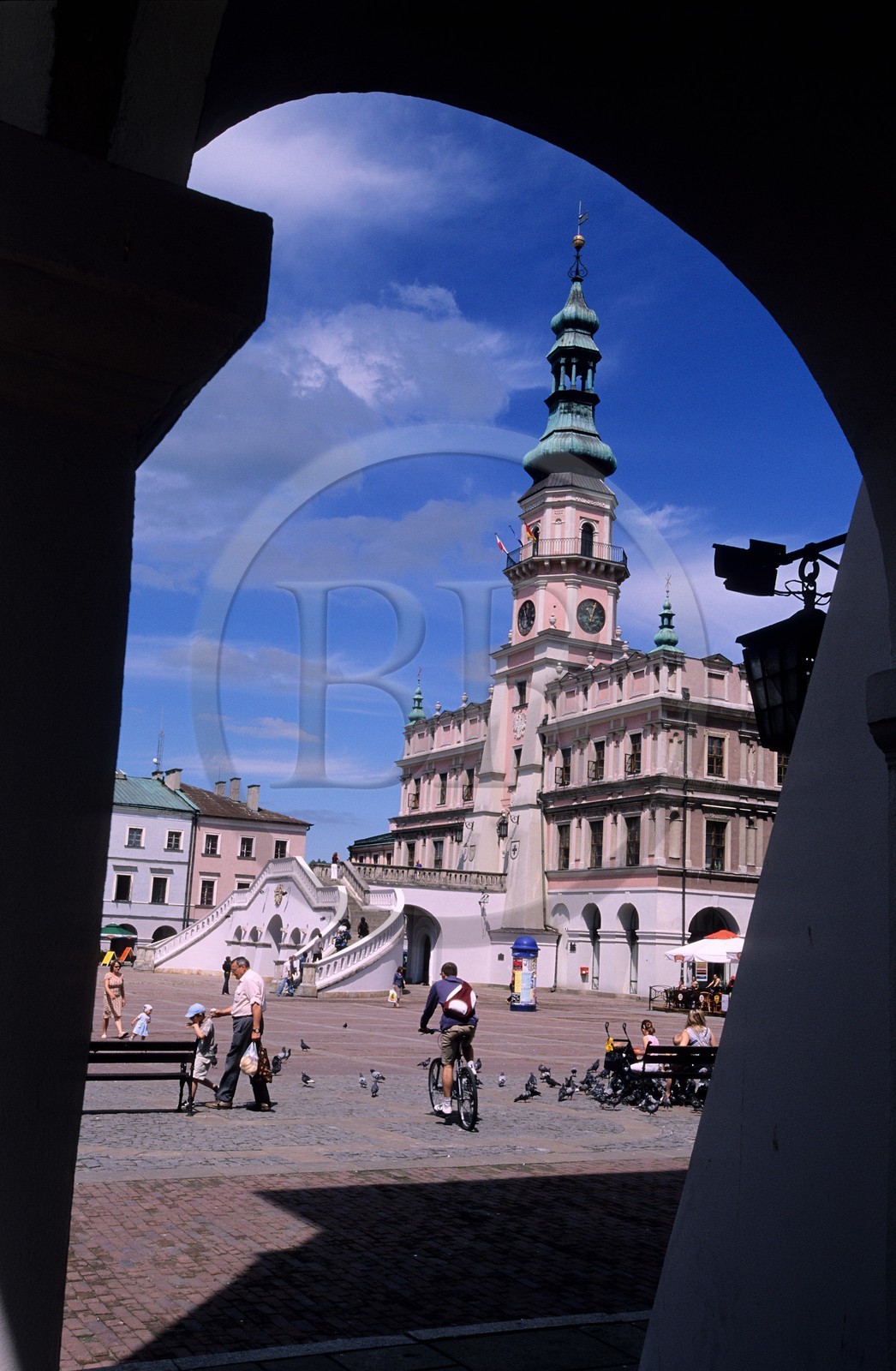 Pologne, région de Lublin, ville Renaissance de Zamosc classé Patrimoine Mondial de l' UNESCO, l' Hôtel de ville et les arcades de la place du marché