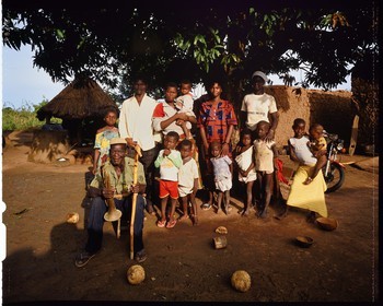 Burkina Faso, province de Poni, pays des Lobi, Loropéni, l'ancien combattant français médaillé qui a, dixit, fait l'Indochine, l'Algérie et Paris 18ème posant avec sa famille dans sa cour de ferme